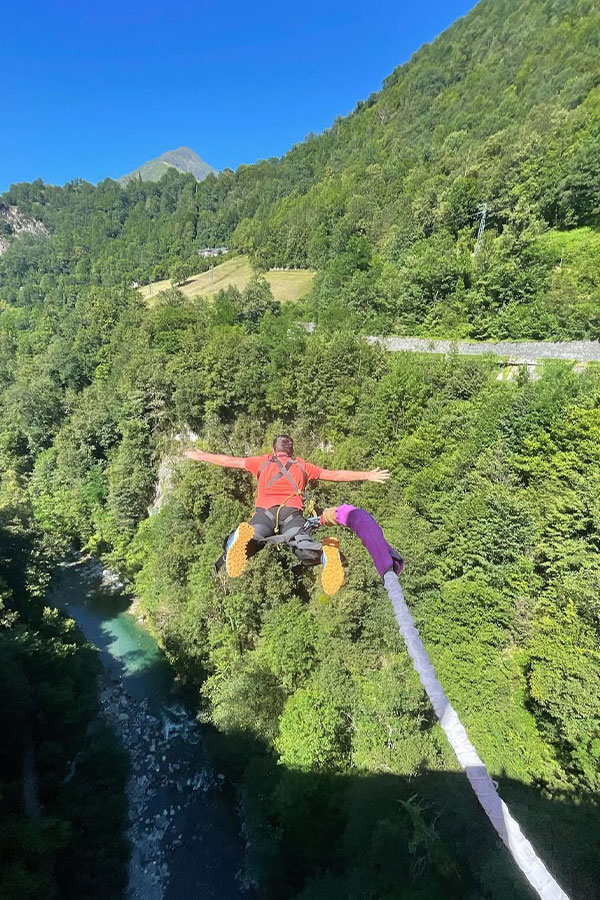 Vivez une expérience inoubliable avec le Saut en élastique au pont Napoléon, l’un des sites les plus emblématiques de Luz Saint-Sauveur en Hautes-Pyrénées.